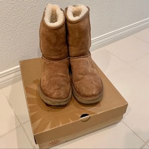 SOLD!!UGG Classic Boot/Size 8